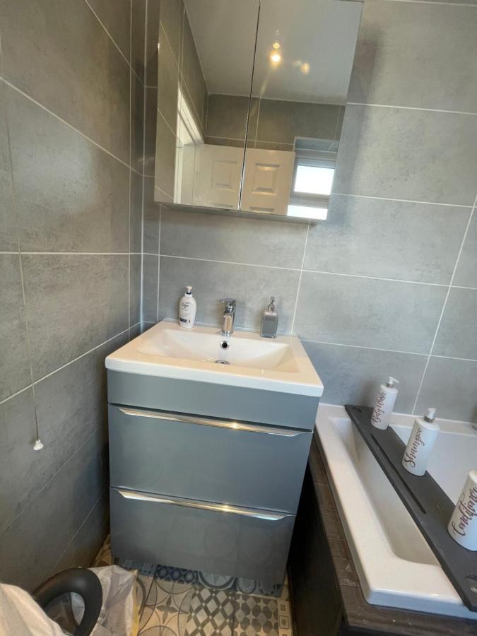 Cheerful -2 Bedroom Holiday Home Kingston upon Hull Esterno foto